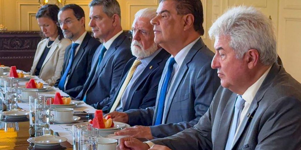 Senadores brasileiros buscam diálogo sobre tarifas impostas por Trump