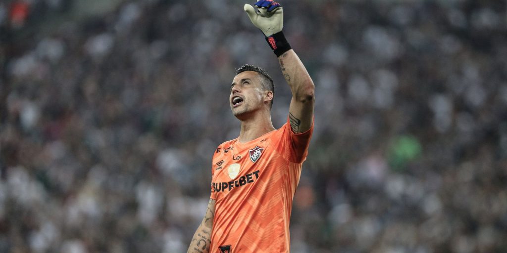 Fábio vira jogador com mais partidas disputadas no futebol mundial