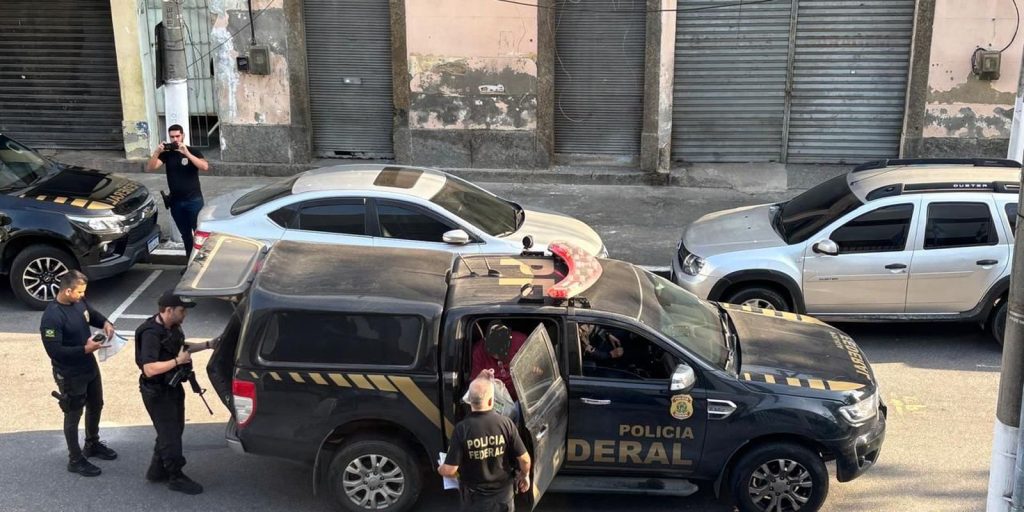 PF prende 14 pessoas de quadrilha que criou 330 empresas de fachada